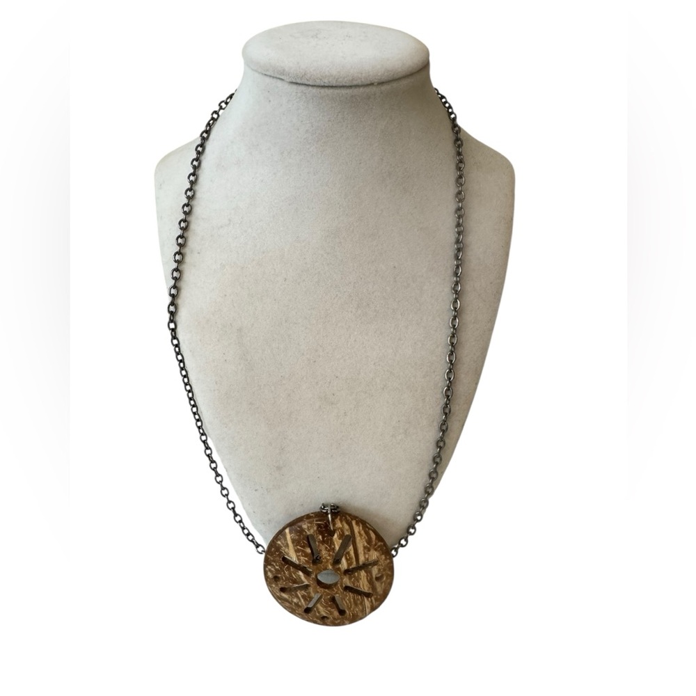 Vintage Brown Wood Carved Antique Brass Chain Pendant Necklace Boho Eclectic‎